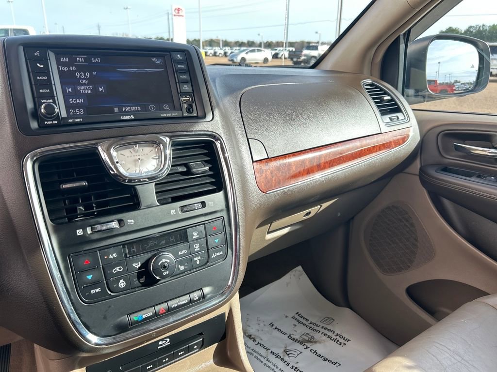 Used 2013 Chrysler Town & Country Limited image 15