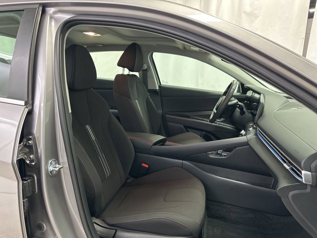 Used 2025 Hyundai Elantra SEL image 24
