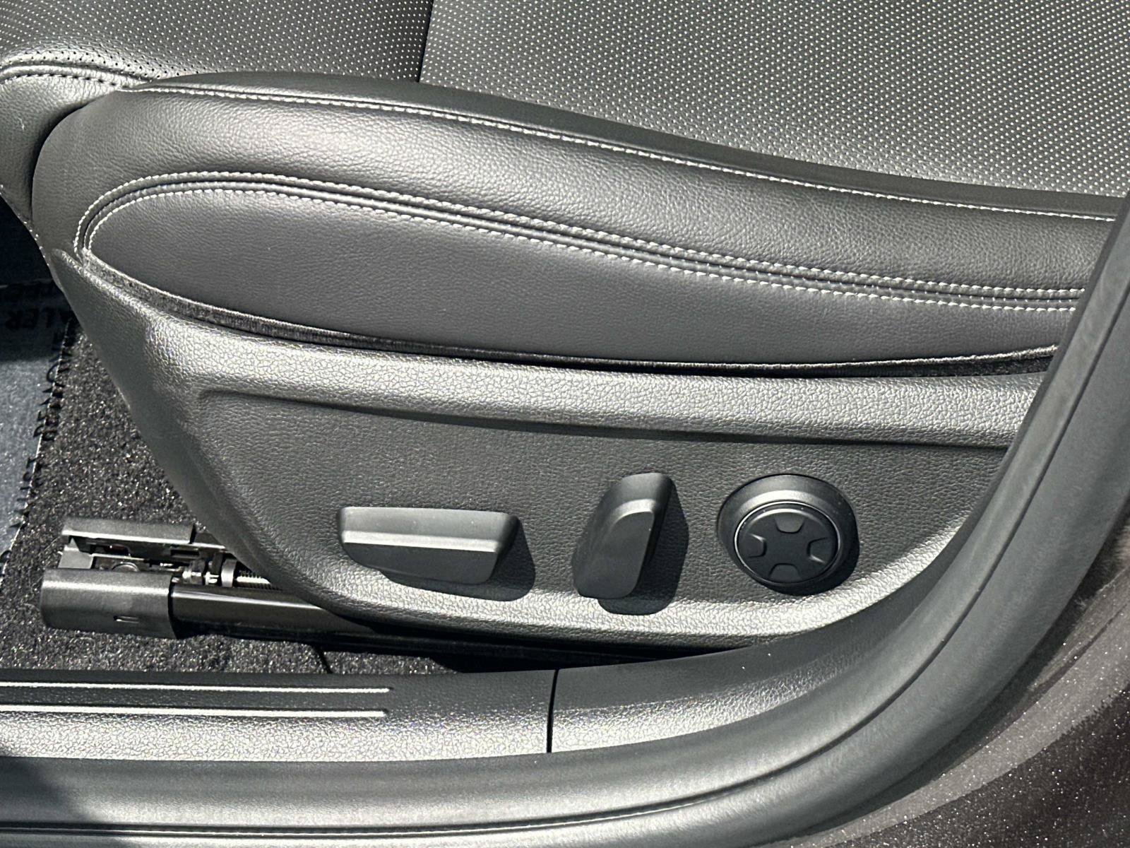 Used 2026 Genesis G70 2.5T RWD image 32