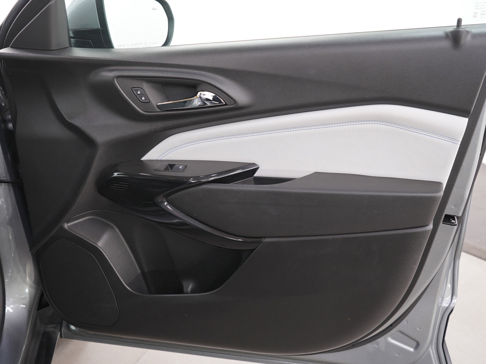 Used 2024 Chevrolet Trax LT w/ Sunroof Package image 11