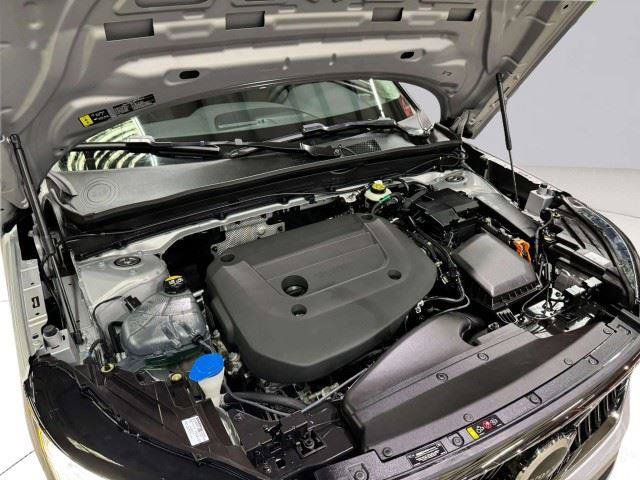 Used 2023 Volvo XC40 B5 Plus w/ Driver Assist Package AWD/4WD image 57