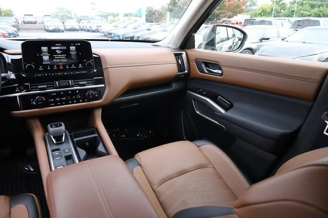 Certified 2025 Nissan Pathfinder Platinum w/ Cargo Package FWD image 28
