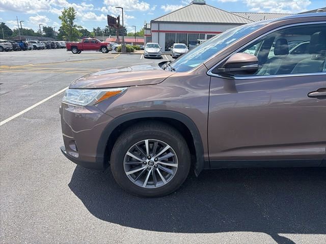 Used 2019 Toyota Highlander XLE AWD/4WD image 10
