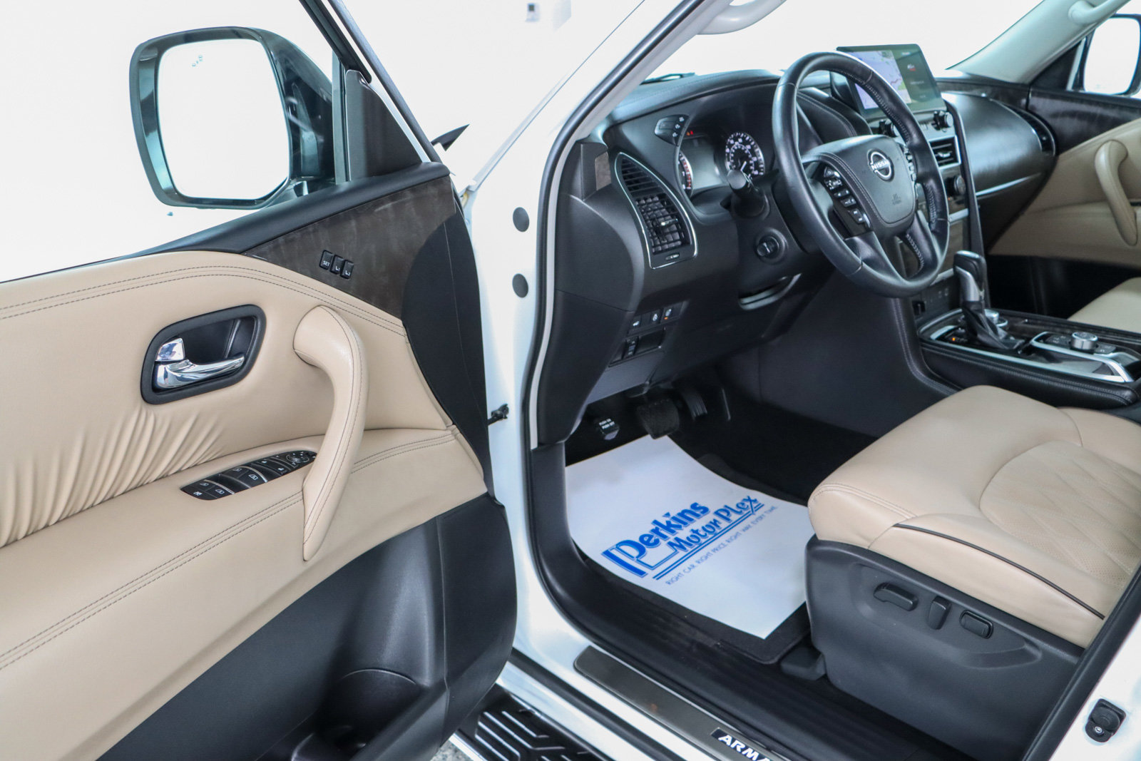 Used 2024 Nissan Armada Platinum w/ Captain's Chairs Package AWD/4WD image 3