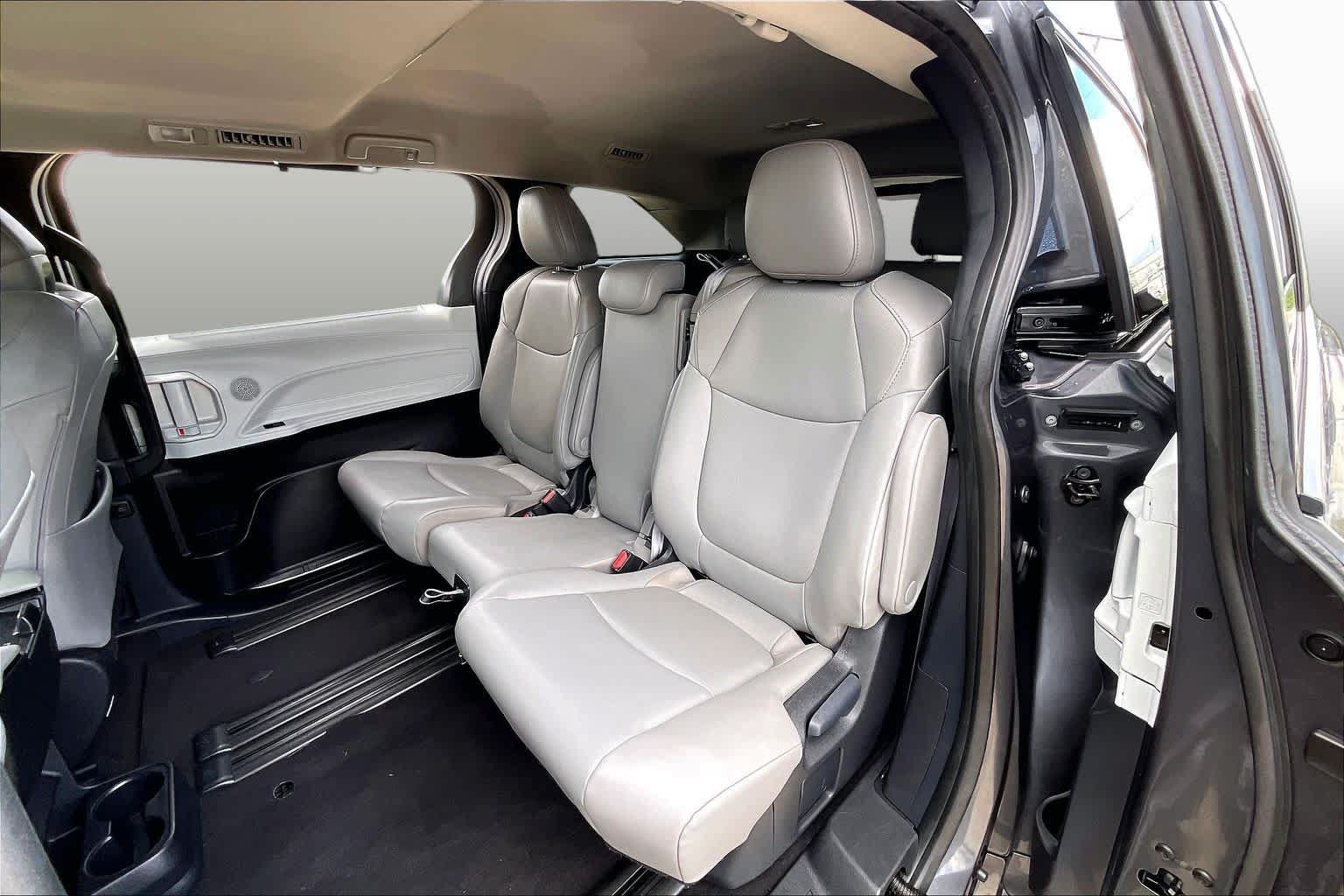 Used 2025 Toyota Sienna XLE FWD image 19