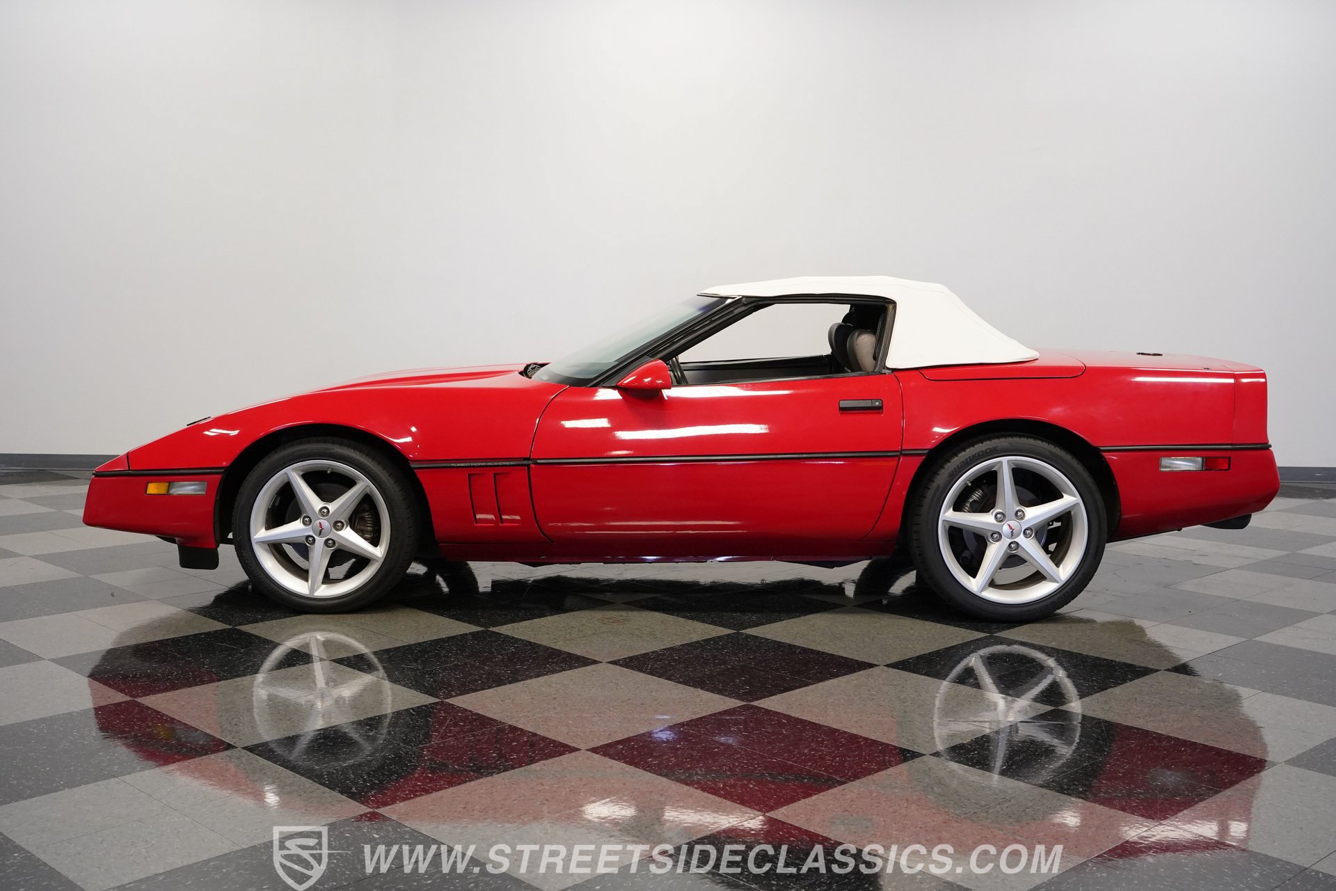 Used 1989 Chevrolet Corvette Convertible RWD image 2