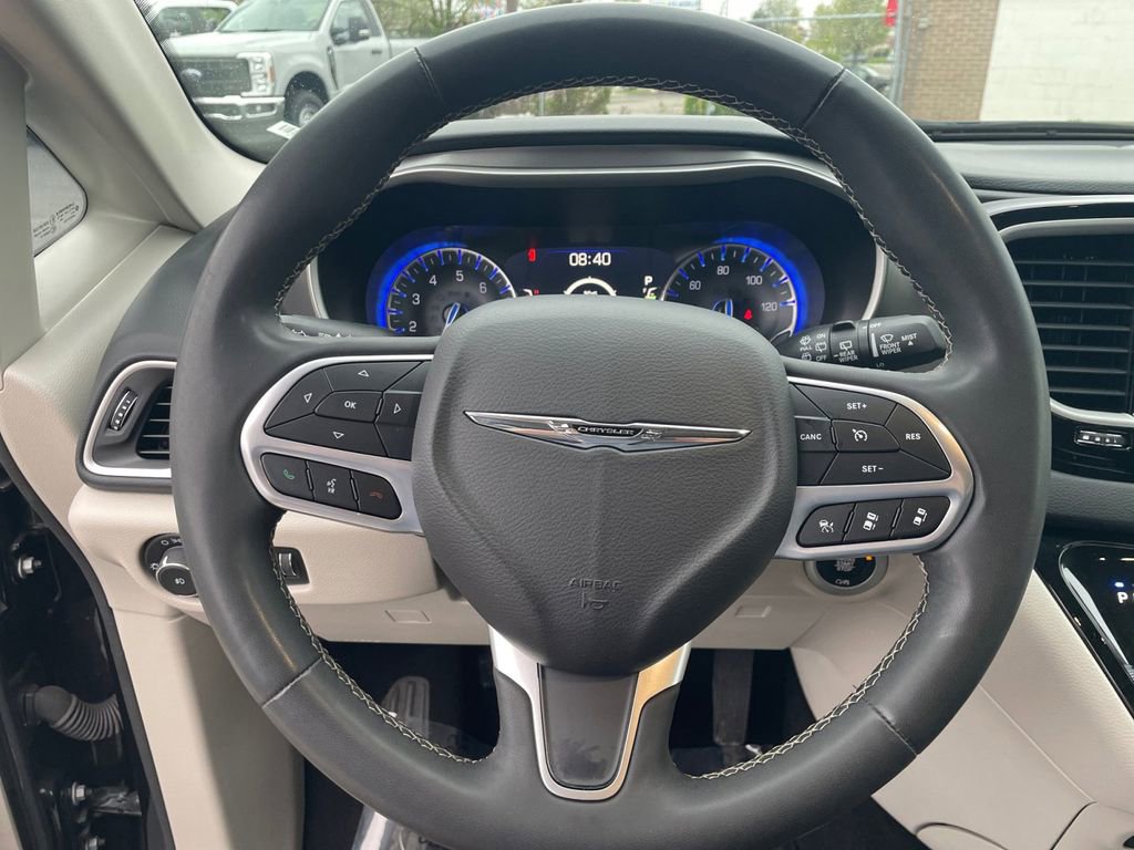 Used 2023 Chrysler Pacifica Touring-L FWD image 18