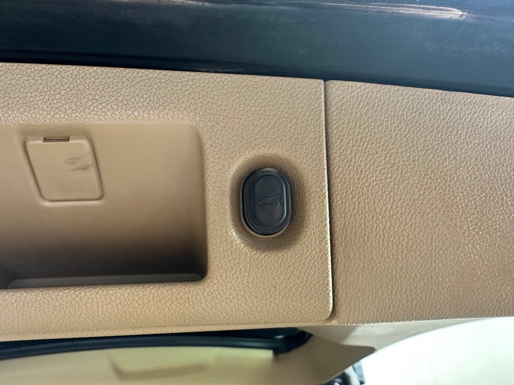 Used 2018 Cadillac Escalade ESV Platinum AWD/4WD image 9