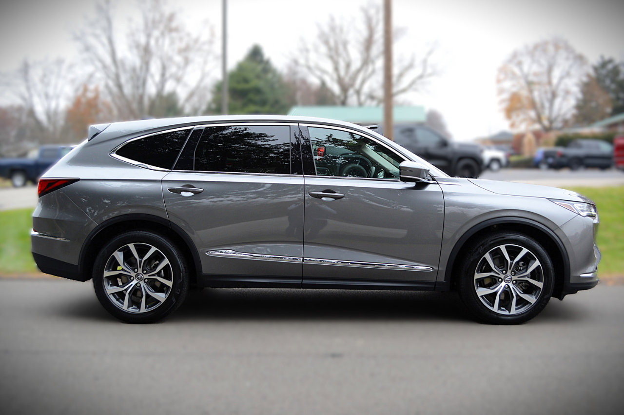 Used 2023 Acura MDX SH-AWD w/ Technology Package image 4