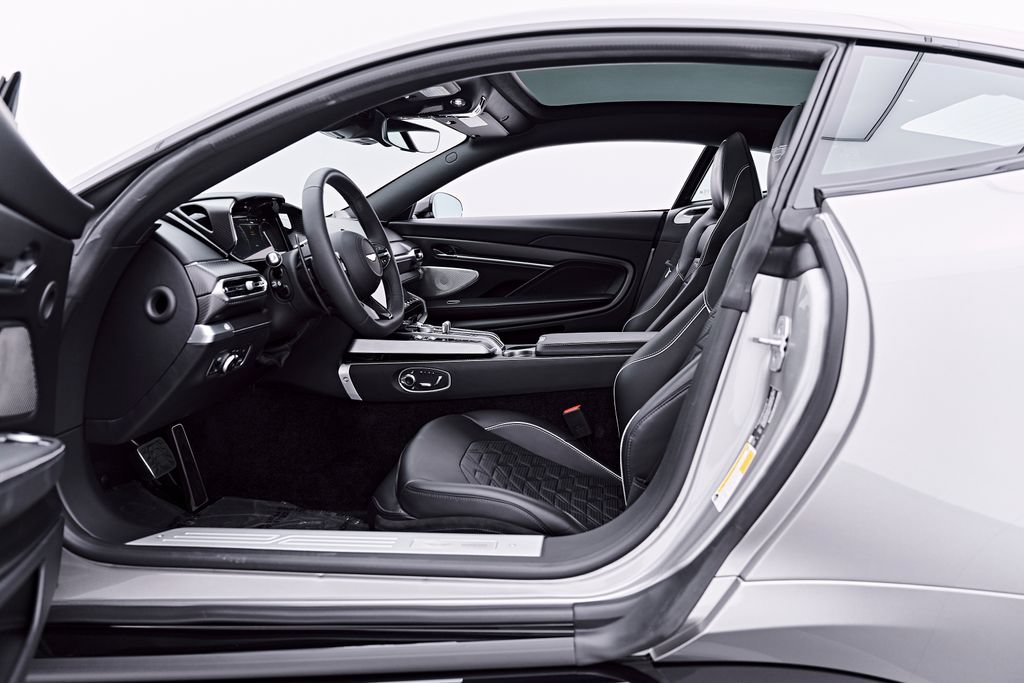 Used 2025 Aston Martin Vanquish RWD image 40