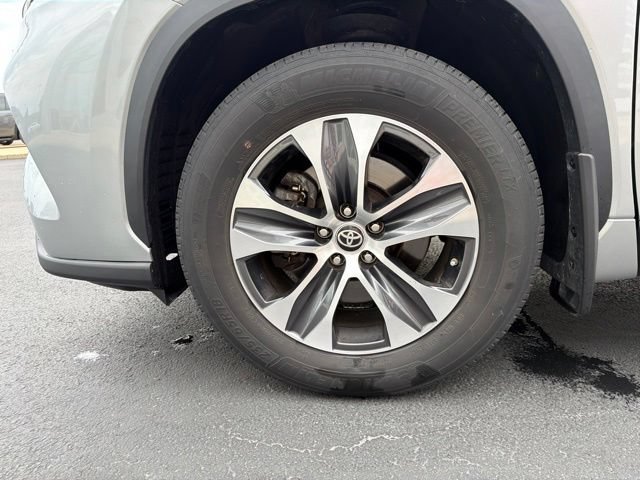 Used 2023 Toyota Highlander XLE FWD image 11