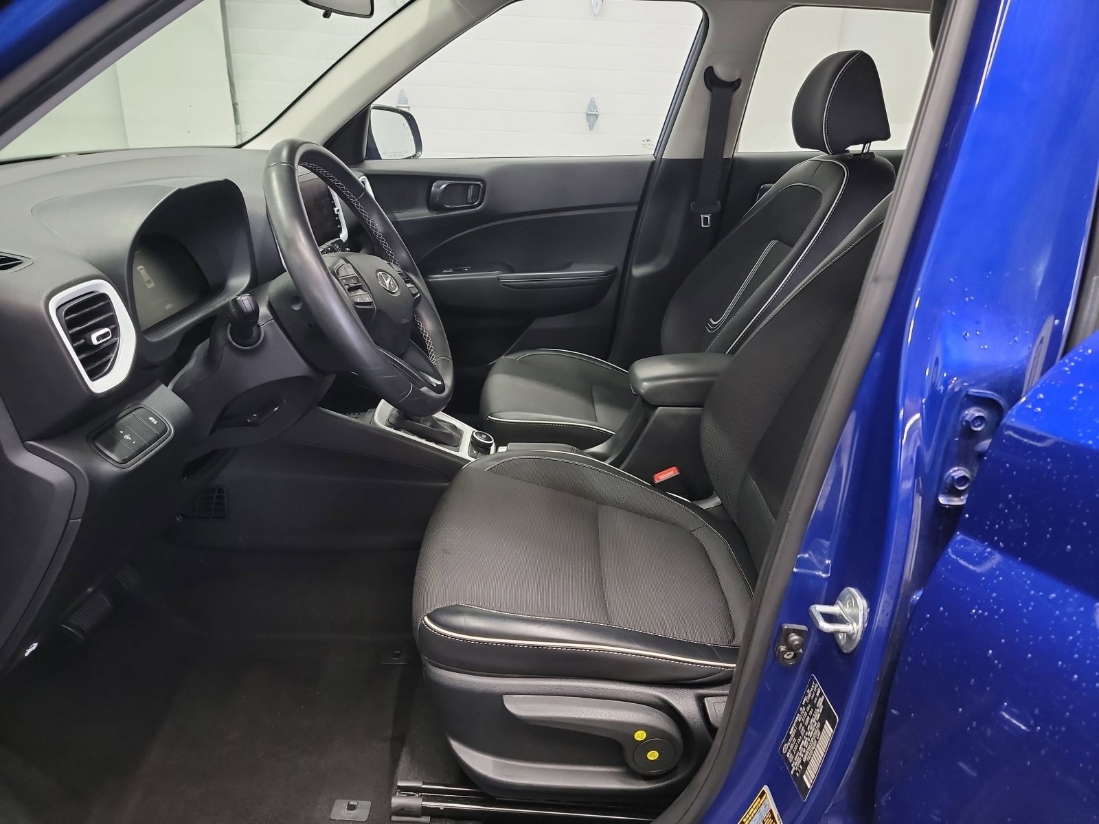 Used 2023 Hyundai Venue Limited FWD image 6