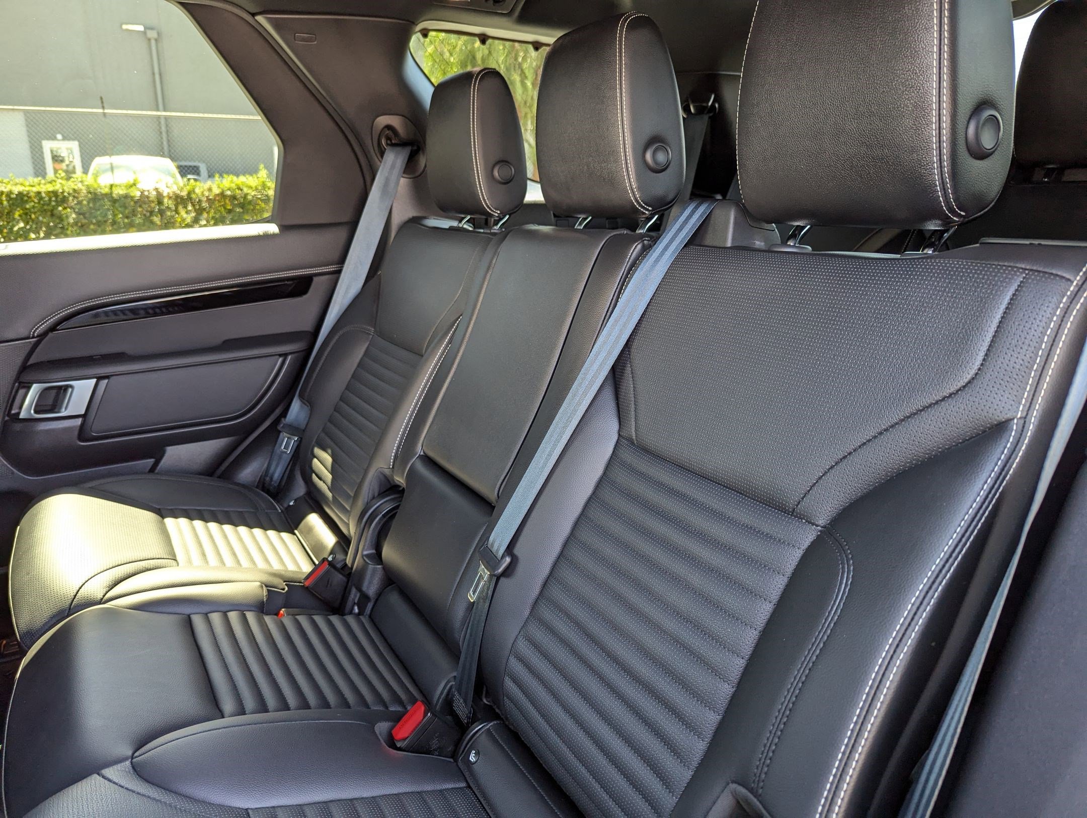 Used 2023 Land Rover Discovery S R-Dynamic image 32