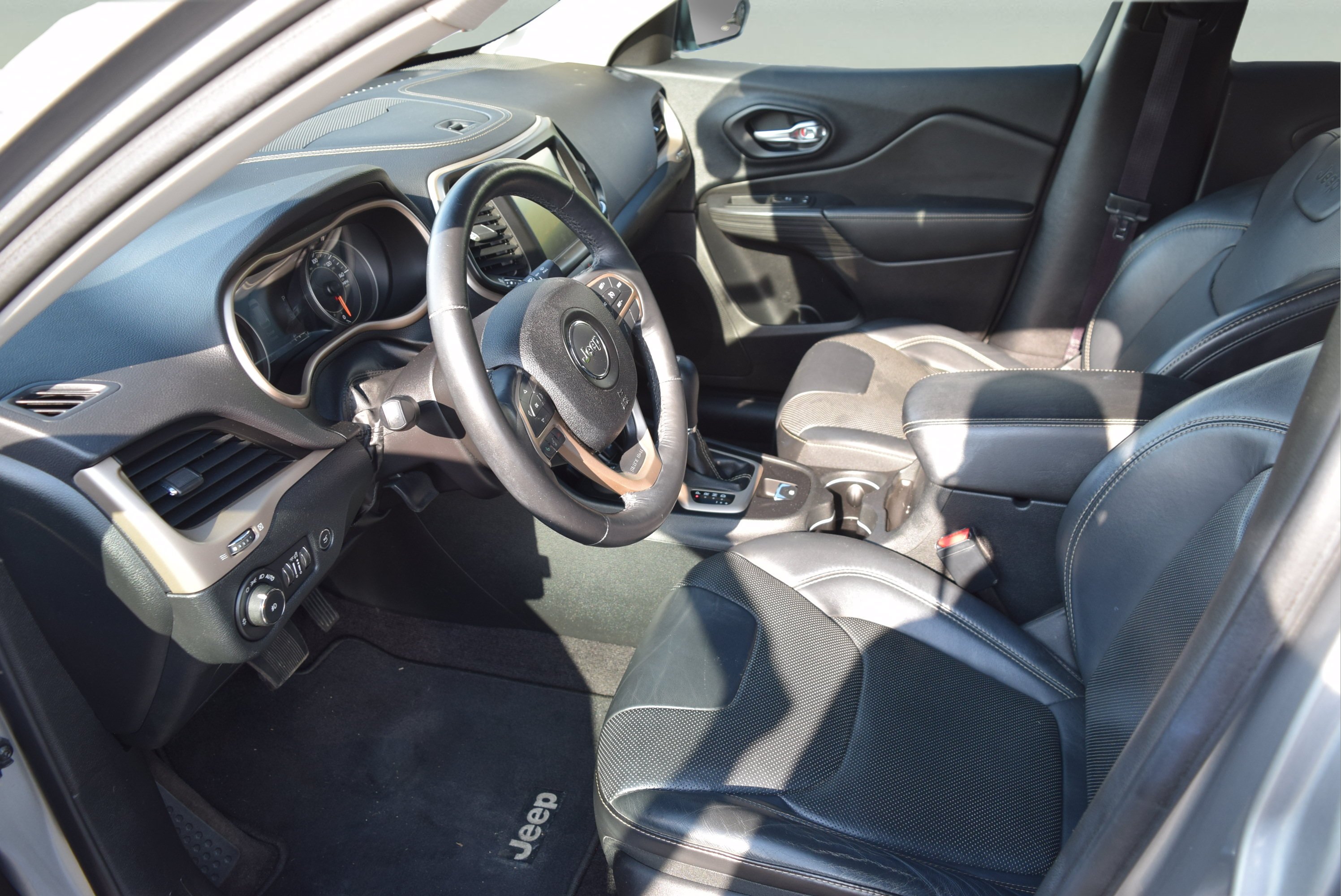 Used 2016 Jeep Cherokee Limited w/ Luxury Group AWD/4WD image 8