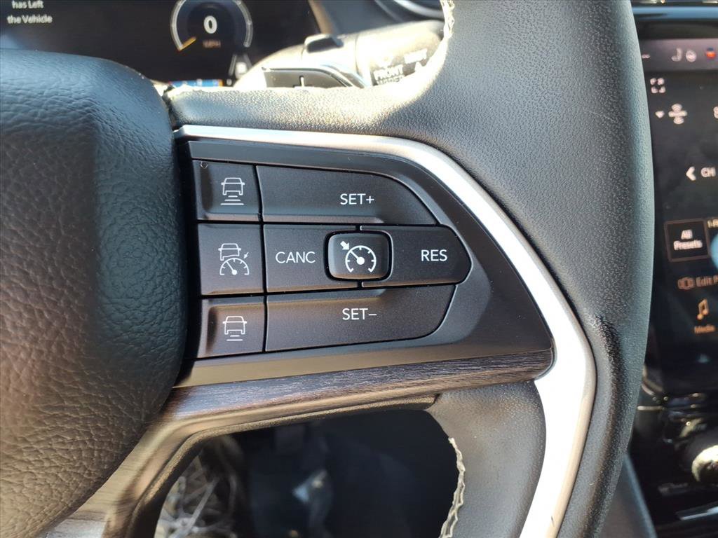 Used 2023 Jeep Grand Cherokee Limited image 17