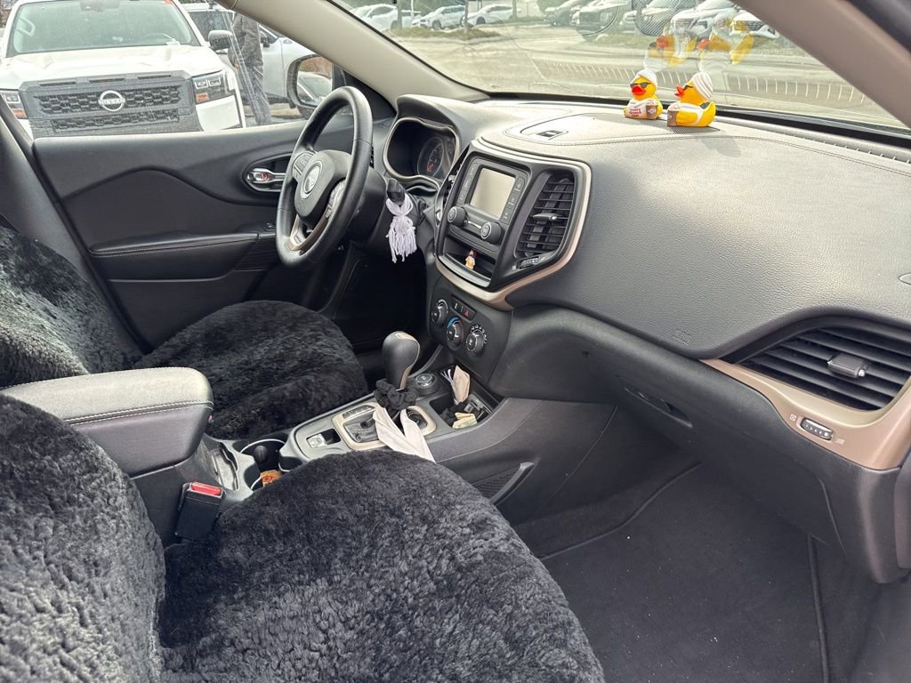 Used 2015 Jeep Cherokee Sport image 16