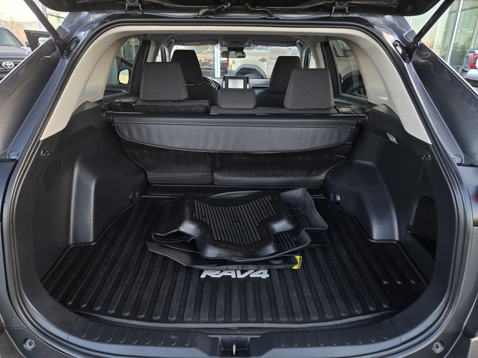 Used 2021 Toyota RAV4 LE image 22