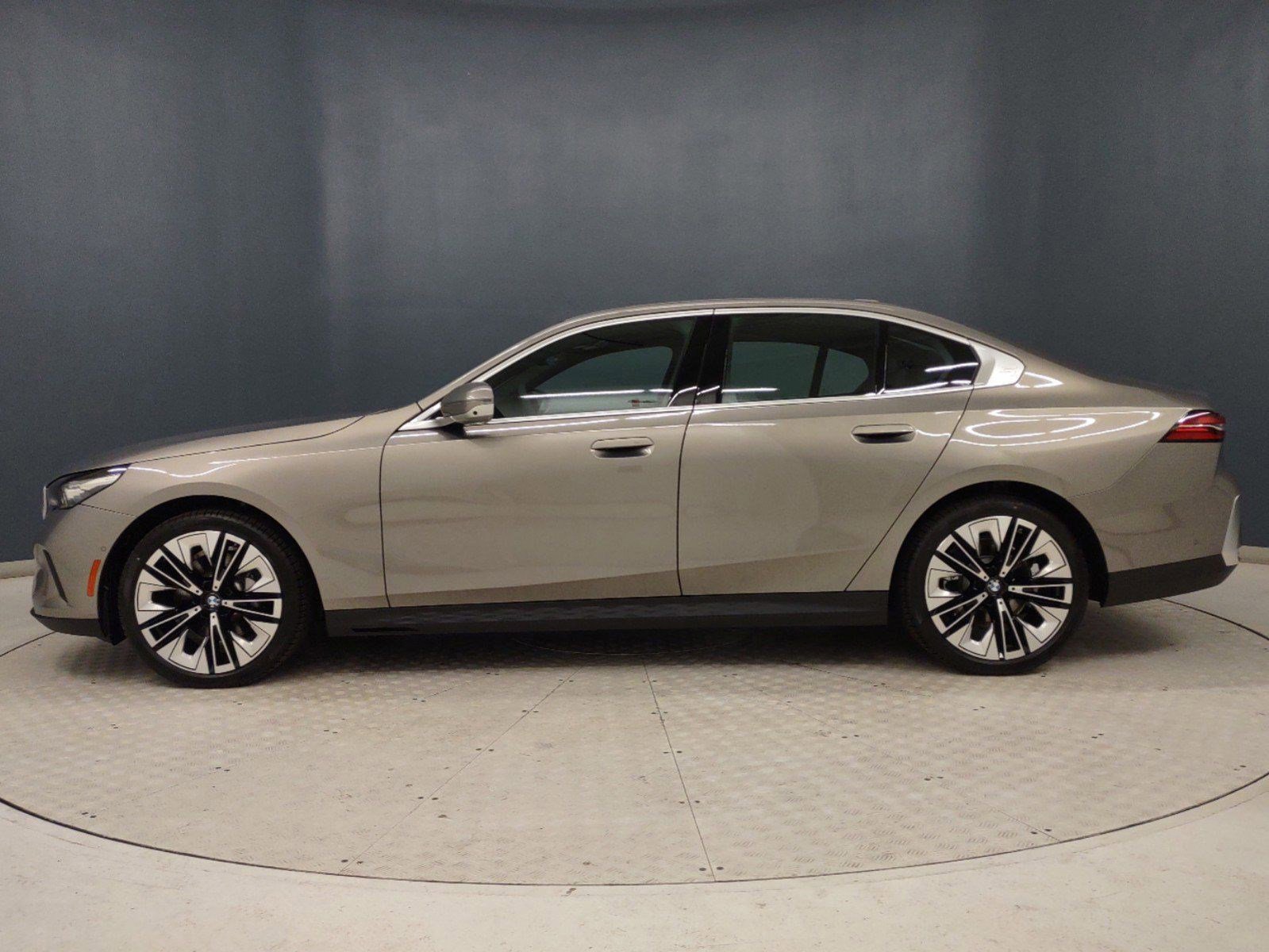 Used 2024 BMW 530i w/ Premium Package RWD image 2