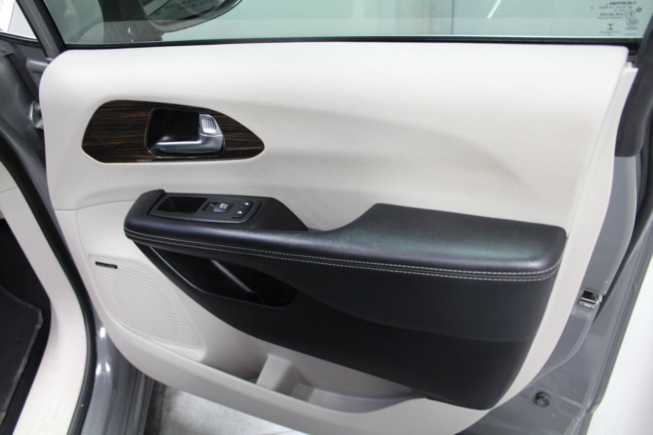 Used 2022 Chrysler Pacifica Limited image 29