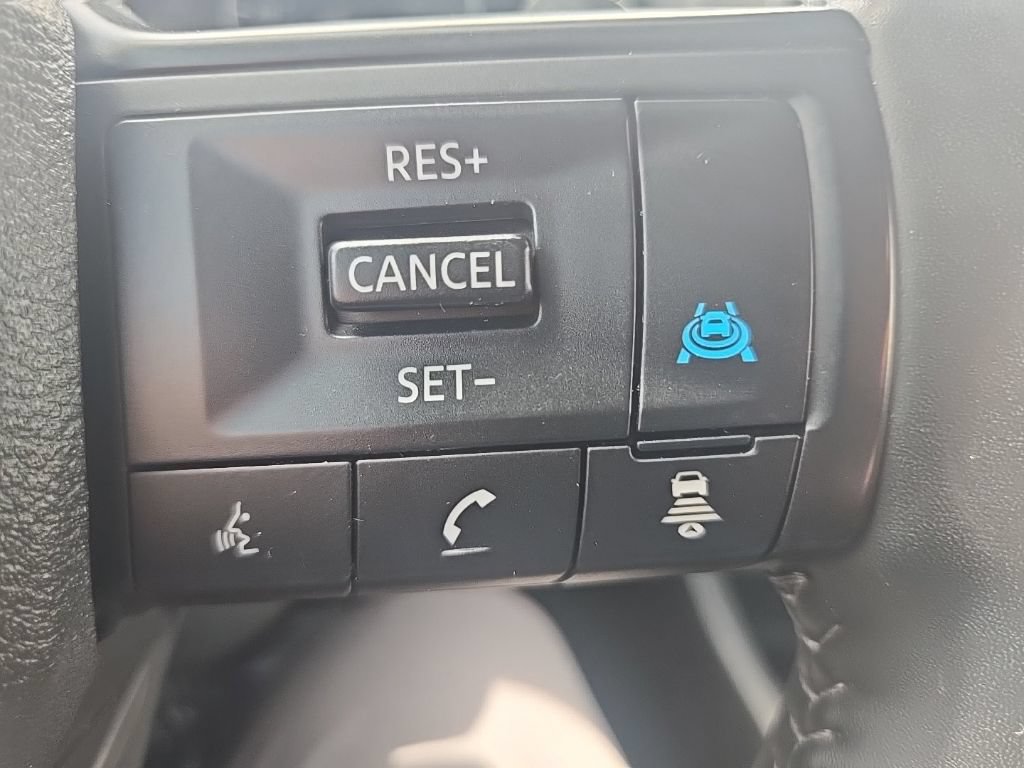 Used 2025 Nissan Rogue SV AWD/4WD image 16