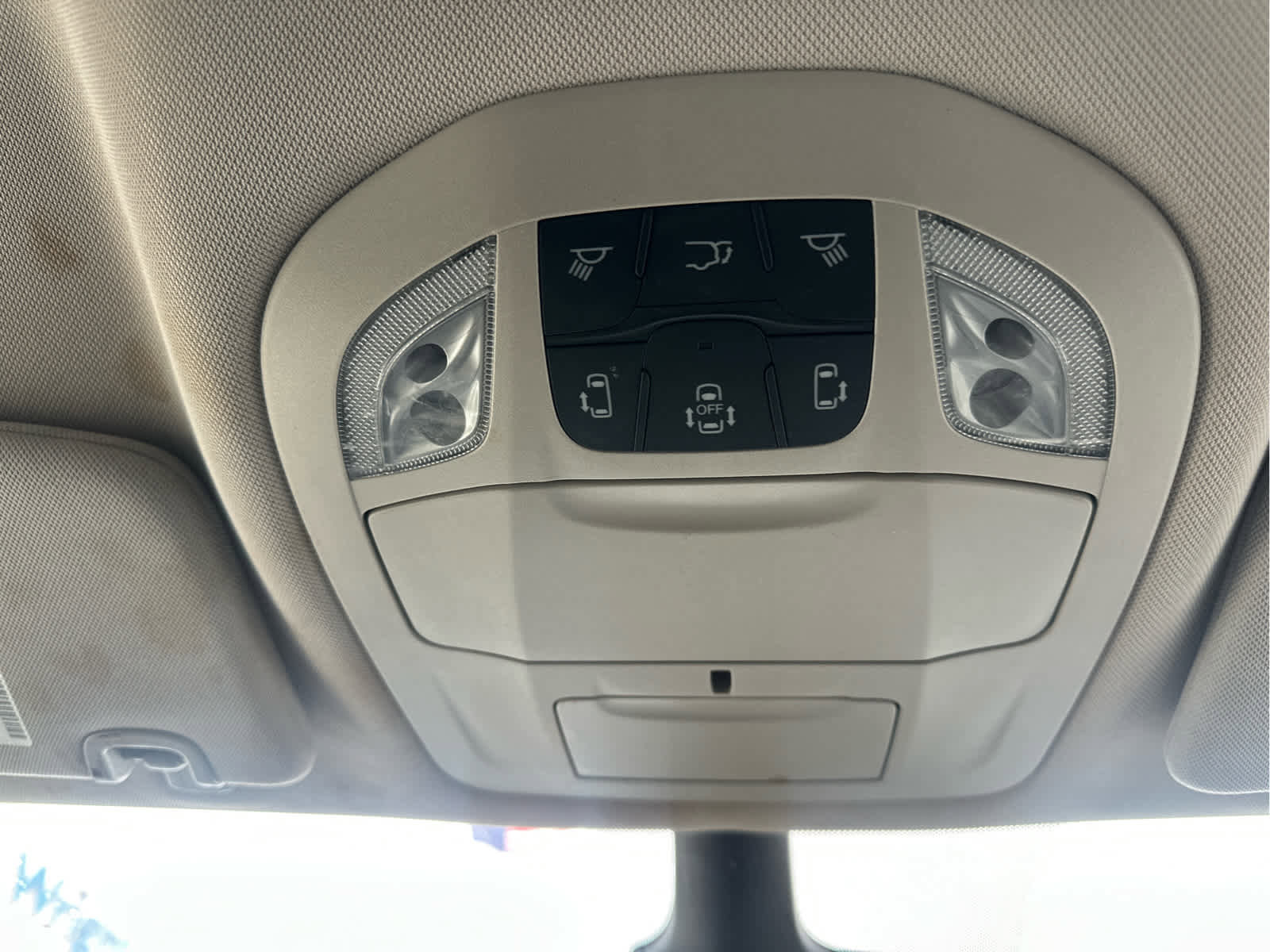 Used 2023 Chrysler Voyager LX image 34