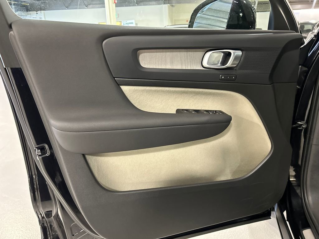 Used 2023 Volvo XC40 B5 Plus w/ Driver Assist Package AWD/4WD image 9