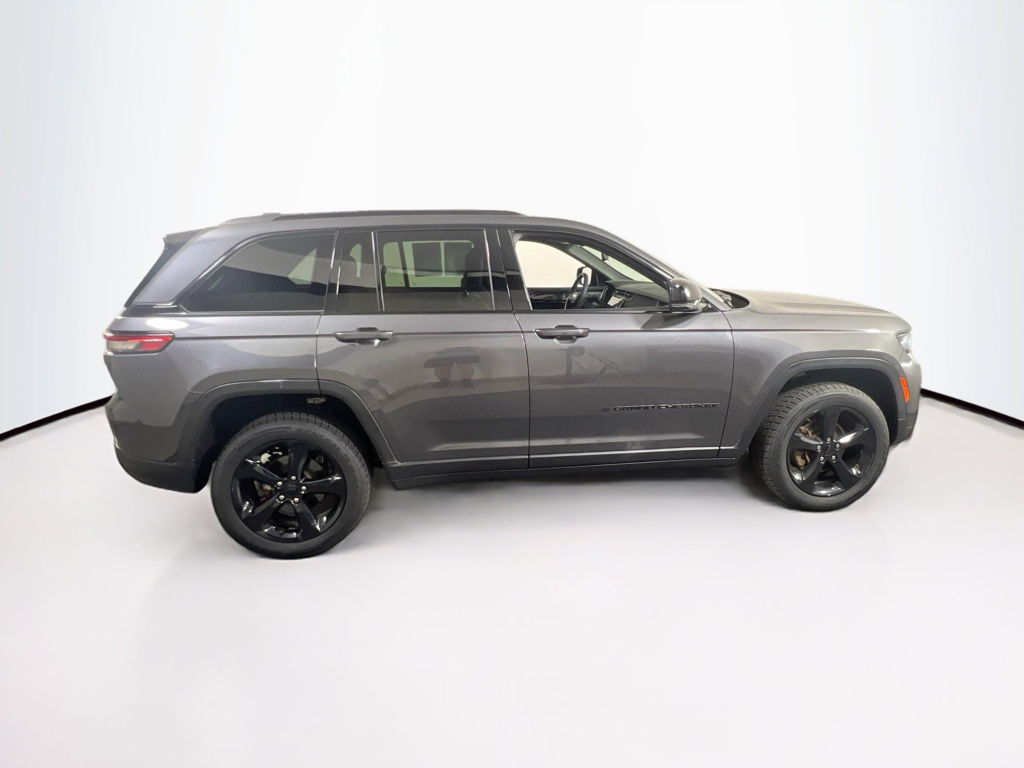 Used 2023 Jeep Grand Cherokee Altitude AWD/4WD image 4
