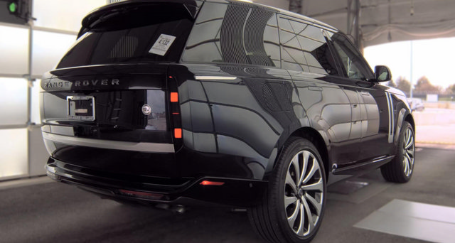 Certified 2025 Land Rover Range Rover SV AWD/4WD image 3