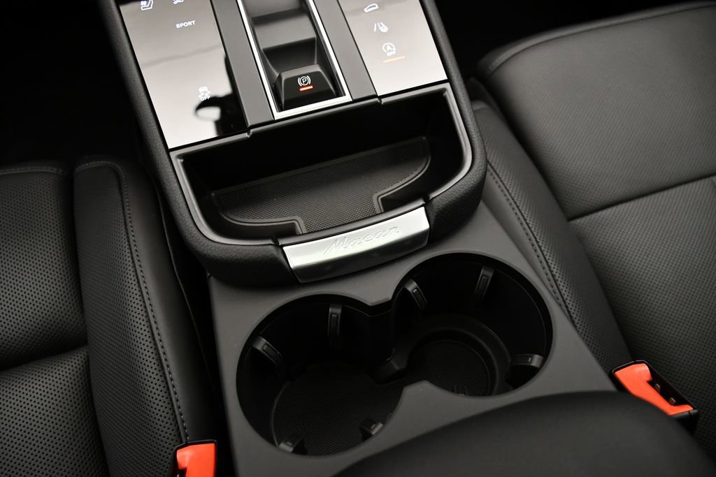 Certified 2025 Porsche Macan Turbo AWD/4WD image 32