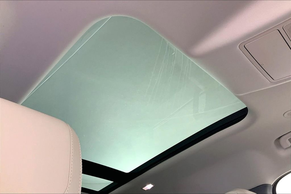 Used 2022 Land Rover Defender 110 SE image 29