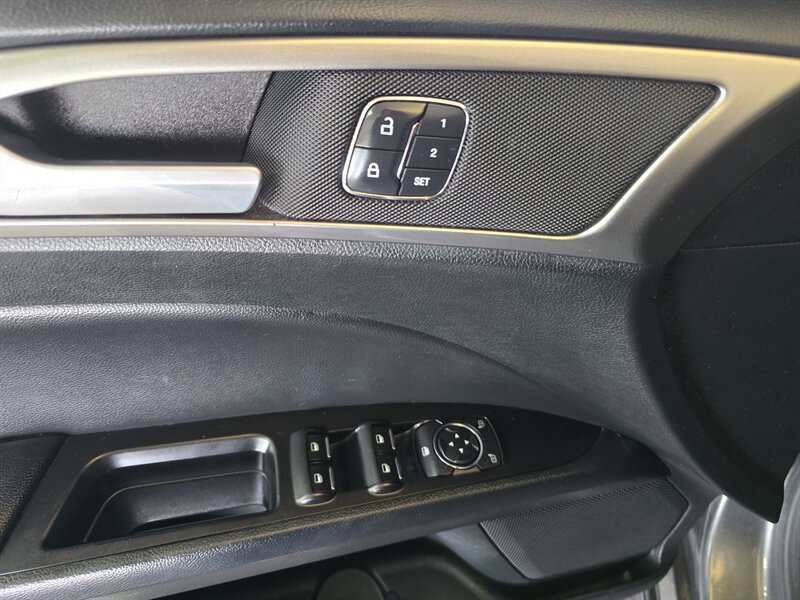 Used 2017 Ford Fusion SE w/ Fusion SE Technology Package FWD image 18