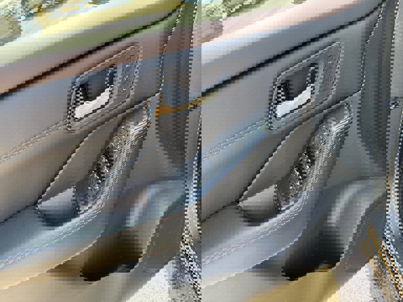 Used 2023 Nissan Rogue SL w/ SL Premium Package image 11