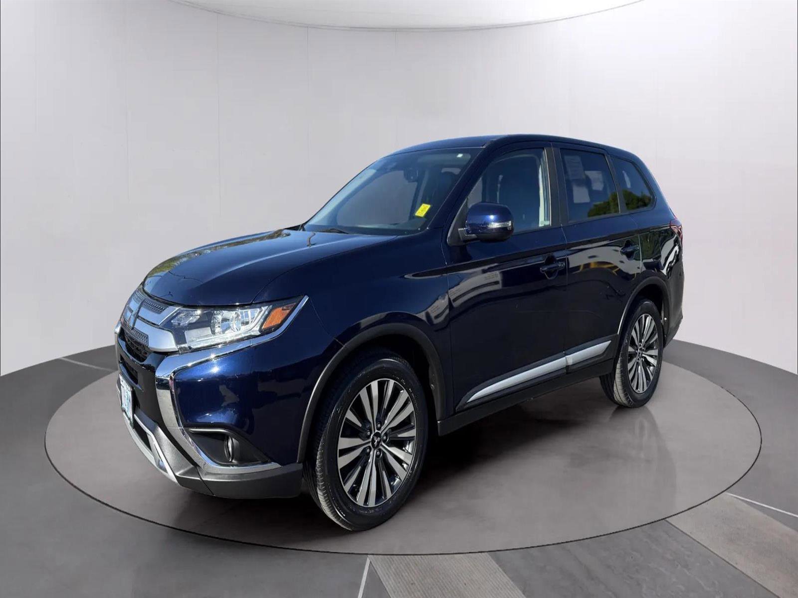 Used 2020 Mitsubishi Outlander SE image 2