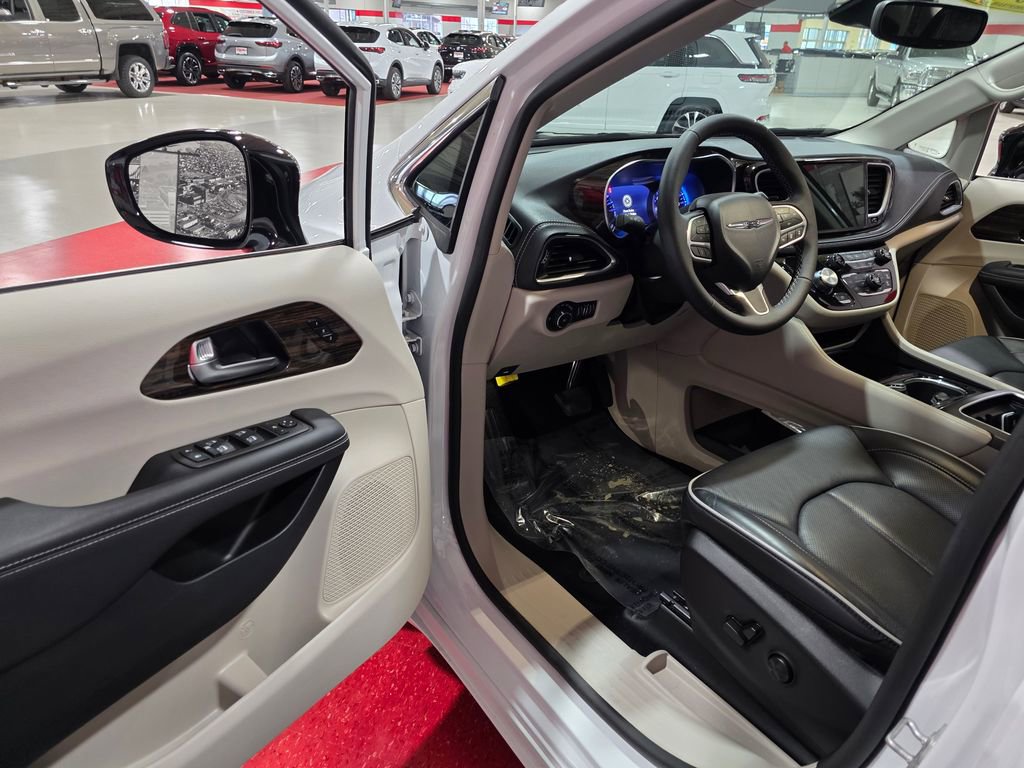 Used 2024 Chrysler Pacifica Limited image 11