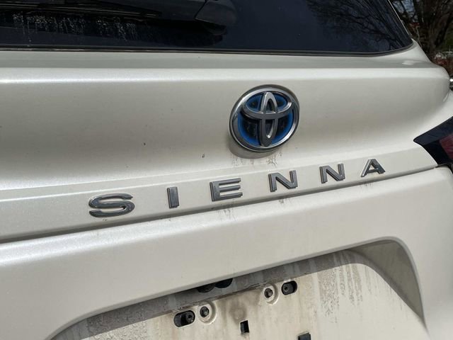 Used 2021 Toyota Sienna Limited image 11