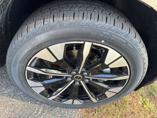 New 2026 Volvo XC60 B5 Plus w/ Protection Package Premier AWD/4WD image 17