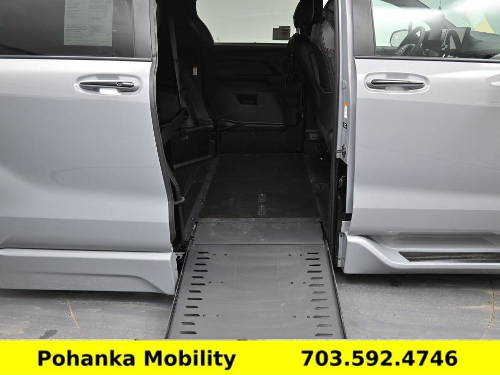 Used 2026 Toyota Sienna XSE image 3