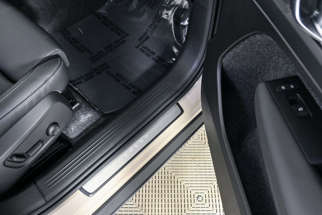 New 2026 Volvo XC40 B4 Plus w/ Protection Package Premier FWD image 24