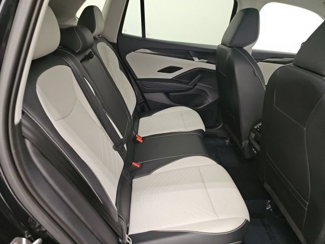 Used 2025 Volkswagen Tiguan SE w/ Panoramic Sunroof Package AWD/4WD image 33