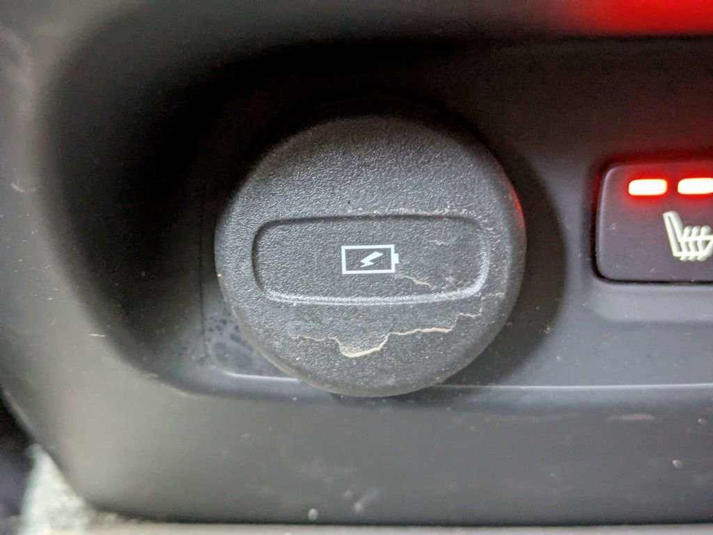 Certified 2023 Volvo XC40 B5 Plus w/ Driver Assist Package AWD/4WD image 18