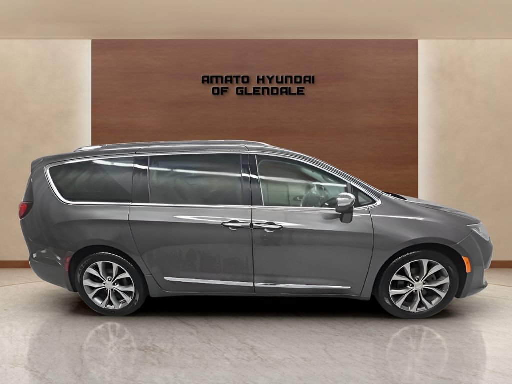 Used 2018 Chrysler Pacifica Limited w/ Tire & Wheel Group FWD image 7