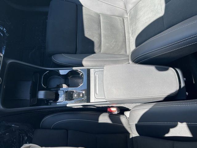 Certified 2025 Volvo XC40 B5 Plus image 26