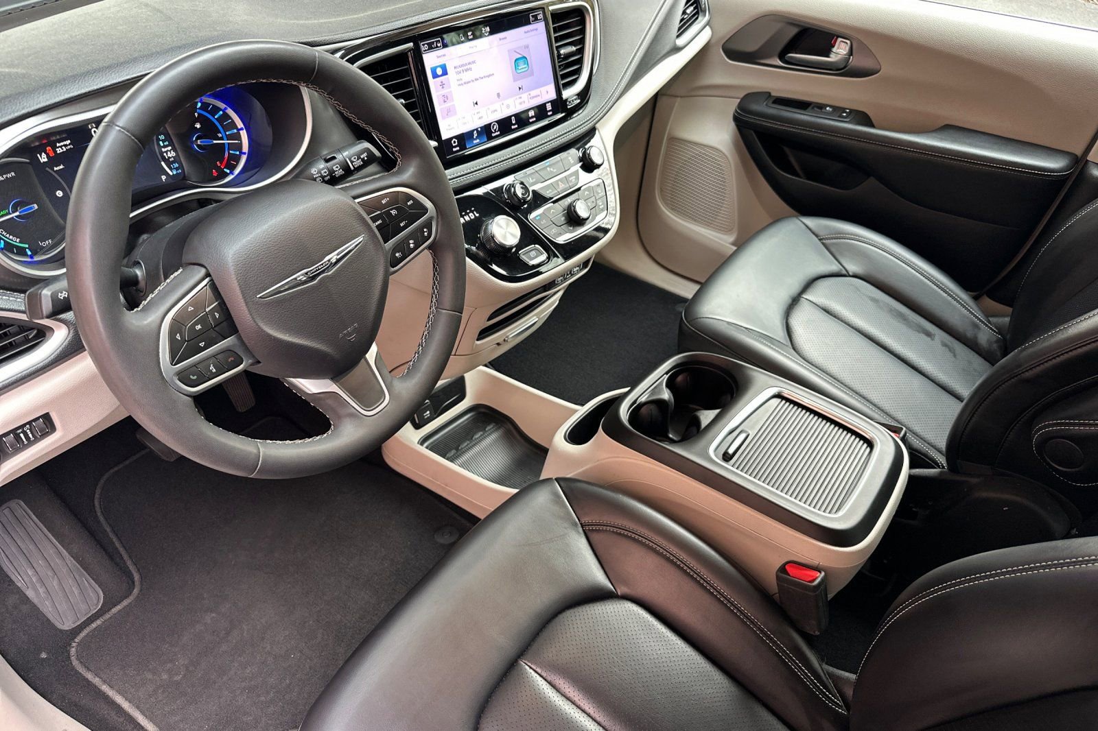 Used 2023 Chrysler Pacifica Touring-L image 11