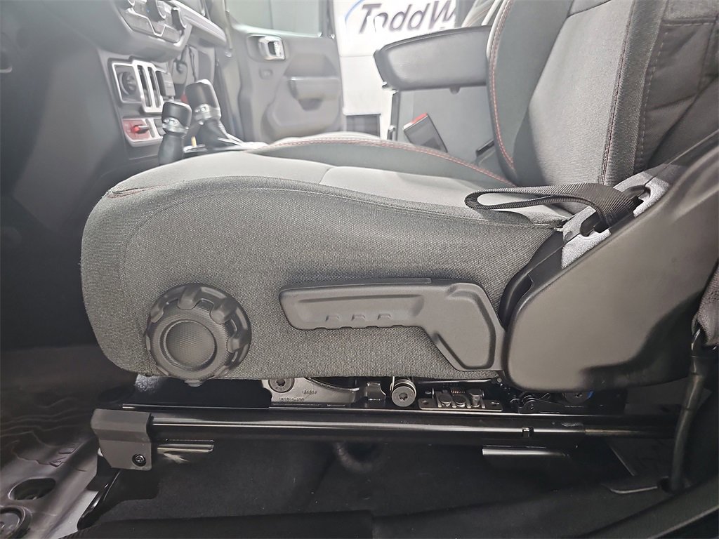 Used 2024 Jeep Wrangler Rubicon w/ Convenience Group image 34