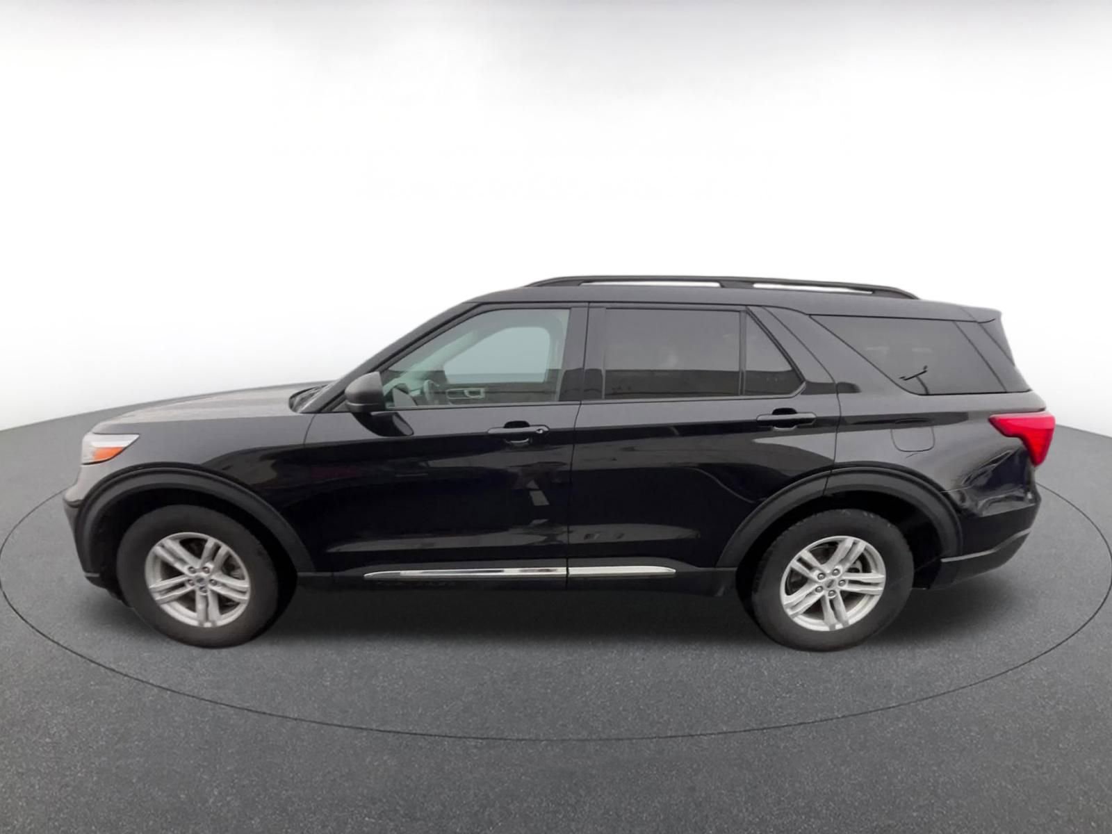 Used 2024 Ford Explorer XLT w/ Equipment Group 202A RWD image 9
