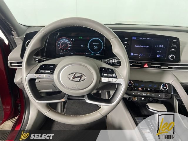 Used 2022 Hyundai Elantra SEL w/ Convenience + Premium Package FWD image 16