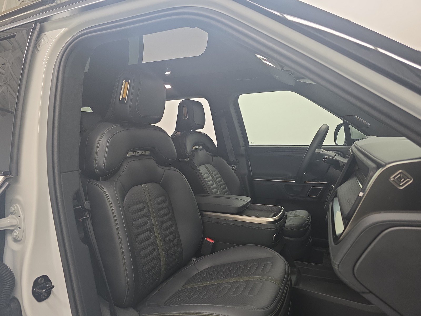 Used 2024 Rivian R1S Adventure AWD/4WD image 24