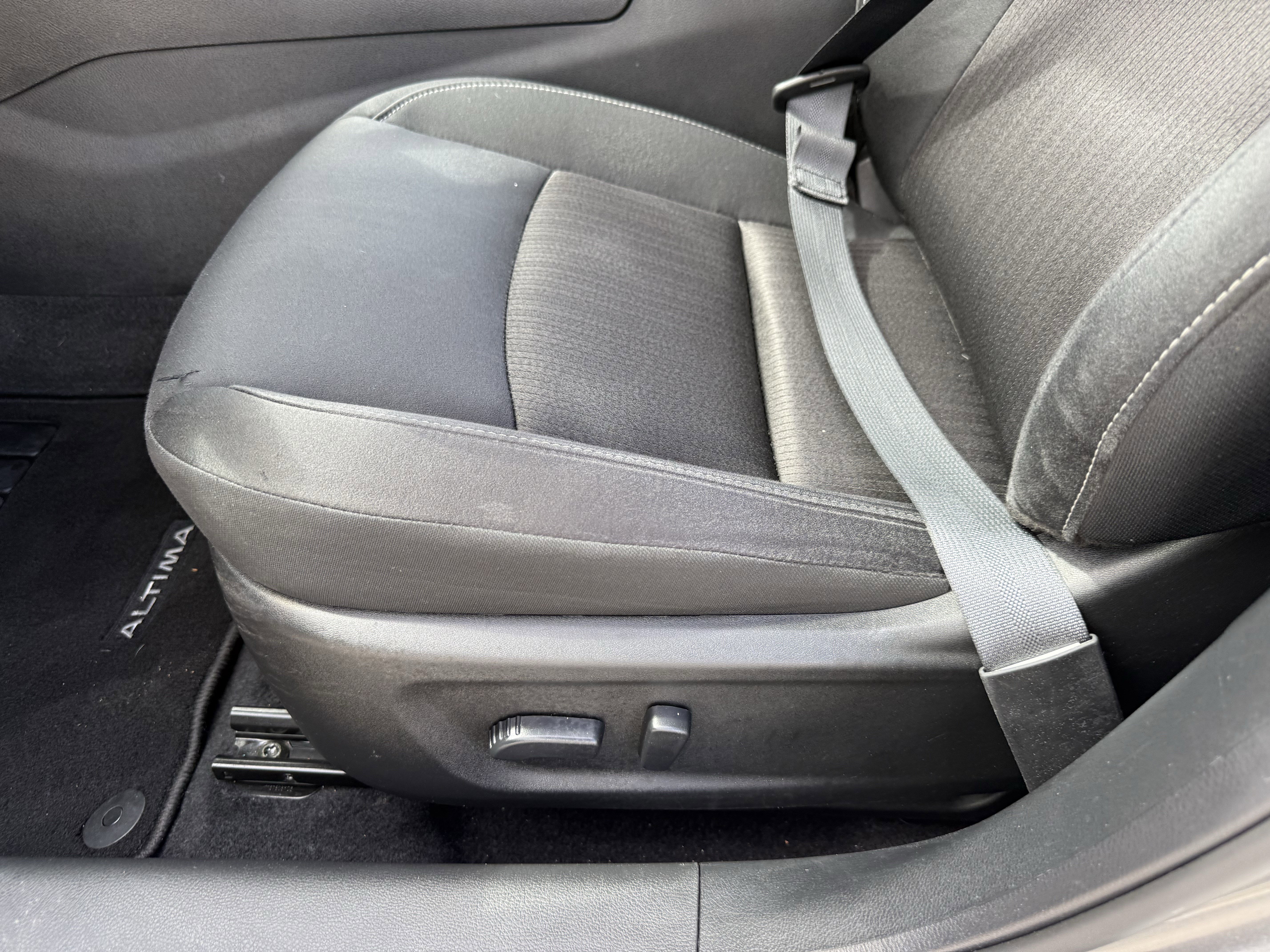 Used 2025 Nissan Altima 2.5 SV FWD image 29