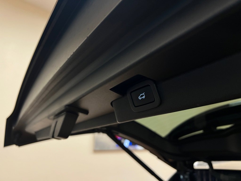 Used 2018 Land Rover Discovery SE image 15