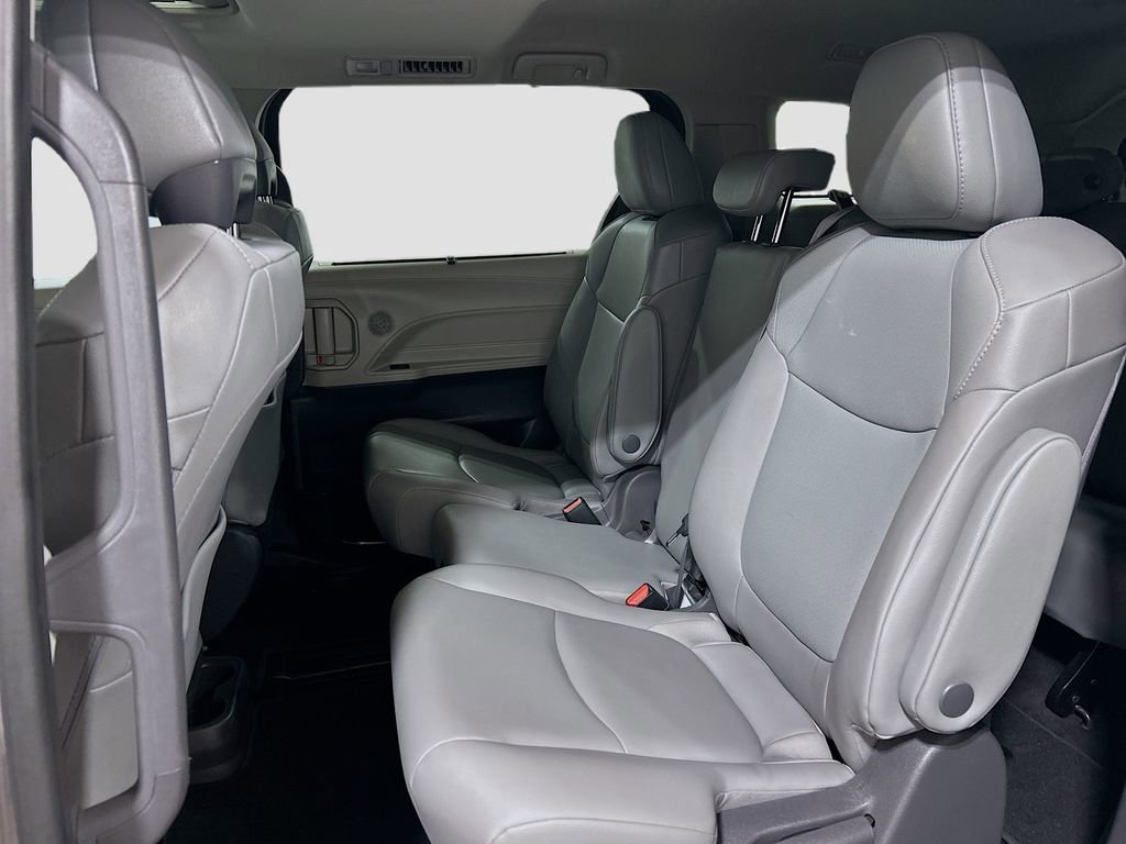 Used 2021 Toyota Sienna XLE FWD image 22